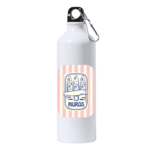 Bidón blanco con dibujo de lata de sardiñas estilo vintage y la palabra Muros sobre fondo rosa a rayas.