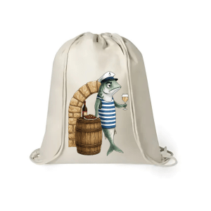 Mochila de yute con pez en camiseta marinera, copa de vino en la mano y barrica de fondo.