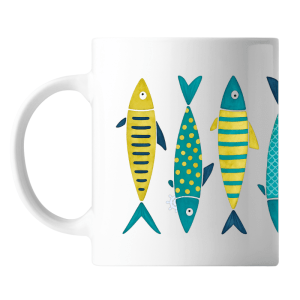 Taza con ilustración de peces coloridos con rayas y lunares.