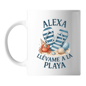 Taza con diseño Alexa llévame a la playa, con chanclas rayadas, cangrejo y conchas sobre arena.