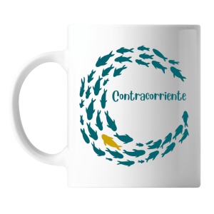 Taza blanca con diseño de peces y un pez dorado nadando contracorriente, acompañada de la palabra “Contracorriente”.